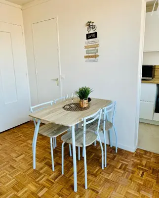 Cuisine ou kitchenette dans l'établissement Cosy flat with view