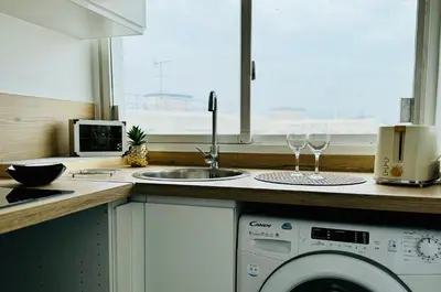Cuisine ou kitchenette dans l'établissement Cosy flat with view
