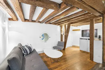 Télévision ou salle de divertissement dans l'établissement Petit Chalet