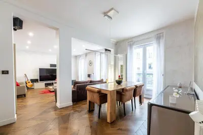 Télévision ou salle de divertissement dans l'établissement PARIS PASSY Spacieux 2 Chambres Balcon