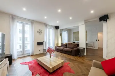 Télévision ou salle de divertissement dans l'établissement PARIS PASSY Spacieux 2 Chambres Balcon