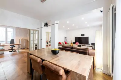 Télévision ou salle de divertissement dans l'établissement PARIS PASSY Spacieux 2 Chambres Balcon