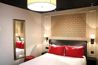 Un ou plusieurs lits dans un hébergement de l'établissement Hôtel Le Montmartre Saint Pierre