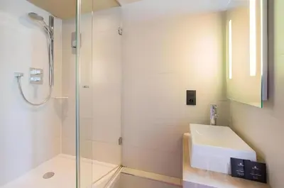 Salle de bains dans l'établissement Hôtel Le Montmartre Saint Pierre