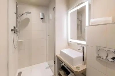 Salle de bains dans l'établissement Hôtel Le Montmartre Saint Pierre