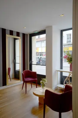 Coin salon dans l'établissement Hôtel Le Montmartre Saint Pierre