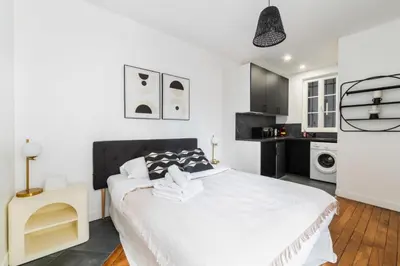 Un ou plusieurs lits dans un hébergement de l'établissement Appartement service Studio au Coeur du 19e - 2P