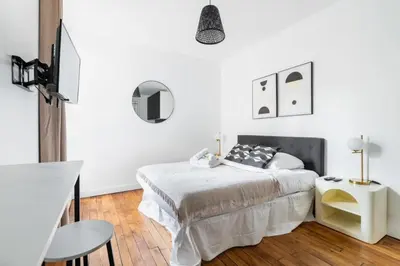 Un ou plusieurs lits dans un hébergement de l'établissement Appartement service Studio au Coeur du 19e - 2P