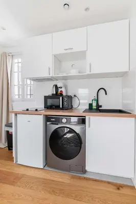 Cuisine ou kitchenette dans l'établissement Appartement service Studio au Coeur du 19e - 2P
