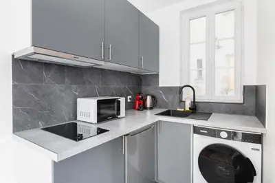 Cuisine ou kitchenette dans l'établissement Appartement service Studio au Coeur du 19e - 2P
