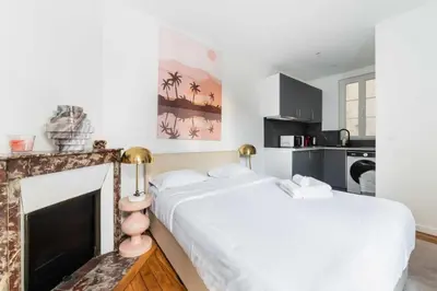 Un ou plusieurs lits dans un hébergement de l'établissement Appartement service Studio au Coeur du 19e - 2P