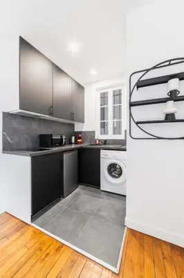 Cuisine ou kitchenette dans l'établissement Appartement service Studio au Coeur du 19e - 2P
