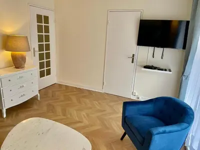 Télévision ou salle de divertissement dans l'établissement Studio Paris near Invalides Unesco Eiffel Tower Montparnasse