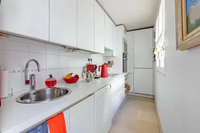 Cuisine ou kitchenette dans l'établissement Duplex with Wifi near the Seine