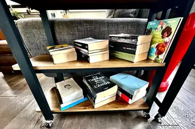 Bibliothèque dans l'appartement