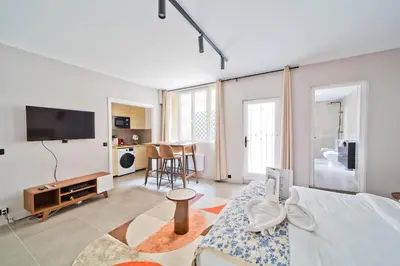 Télévision ou salle de divertissement dans l'établissement Studio moderne au cœur du 7ᵉ, proche Tour Eiffel