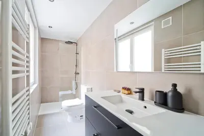 Salle de bains dans l'établissement Studio moderne au cœur du 7ᵉ, proche Tour Eiffel