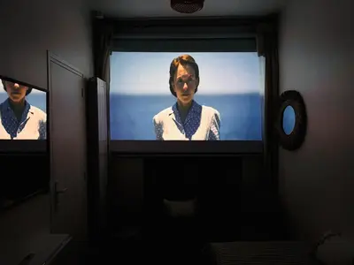 Télévision ou salle de divertissement dans l'établissement Petit Paris