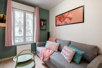 Coin salon dans l'établissement Stylish & Elegant I Metro is only 1minute away I Near Montmartre