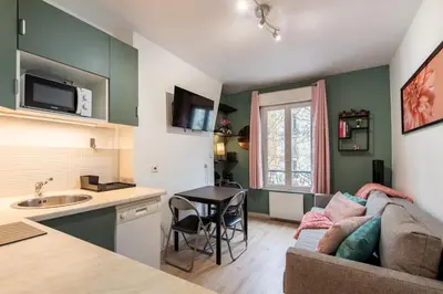 Cuisine ou kitchenette dans l'établissement Stylish & Elegant I Metro is only 1minute away I Near Montmartre