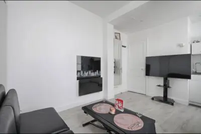 Télévision ou salle de divertissement dans l'établissement Fantin Latour studio confortable 2P Seine et tour Eiffel