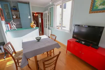Télévision ou salle de divertissement dans l'établissement Bright pied-à-terre Eiffel Tower 4 people