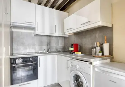 Cuisine ou kitchenette dans l'établissement Typical & Charming flat near St Germain - Mid-term