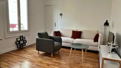 Coin salon dans l'établissement Charmant 2 pièces calme proche Paris