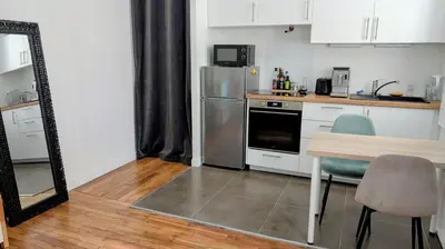 Cuisine ou kitchenette dans l'établissement Charmant 2 pièces calme proche Paris