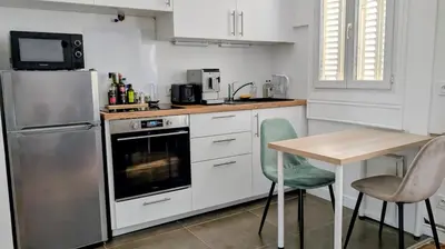 Cuisine ou kitchenette dans l'établissement Charmant 2 pièces calme proche Paris