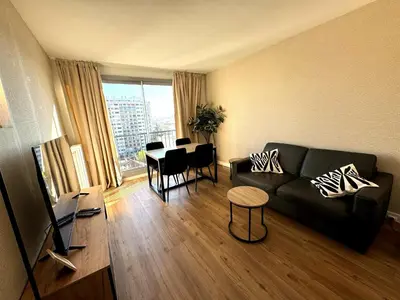 Télévision ou salle de divertissement dans l'établissement Nid douillet et convivial à Gambetta, Paris 20ème