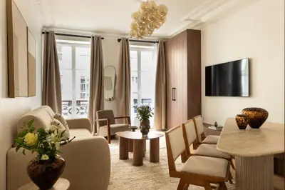 Télévision ou salle de divertissement dans l'établissement Elegant apartment - 2BR- 6P- Gare Saint Lazare