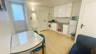 Cuisine ou kitchenette dans l'établissement Apmt BelleVille