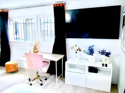 Télévision ou salle de divertissement dans l'établissement L'aurore de Clamart