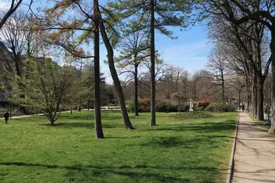 Jardin de l'établissement Charmant Appartement 16eme