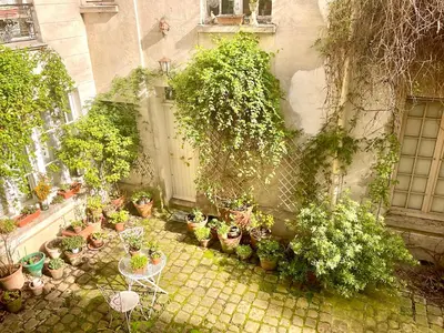 Jardin de l'établissement Bel appartement ancien sur cour verdoyante