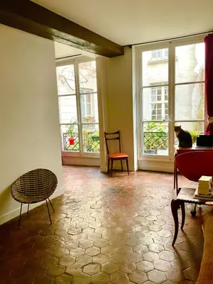 Coin salon dans l'établissement Bel appartement ancien sur cour verdoyante