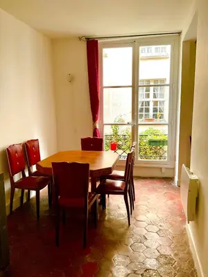 Coin salon dans l'établissement Bel appartement ancien sur cour verdoyante