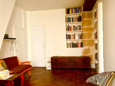 Coin salon dans l'établissement Bel appartement ancien sur cour verdoyante