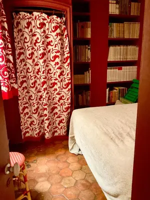 Bibliothèque dans l'appartement
