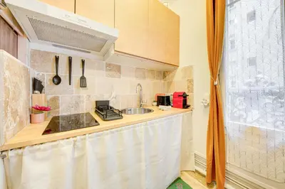 Cuisine ou kitchenette dans l'établissement Petit cocon métro Charonne