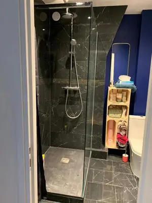 Salle de bains dans l'établissement New & cosy beautiful apt close Marais!