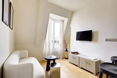 Télévision ou salle de divertissement dans l'établissement La vie du marais