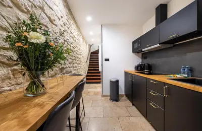 Cuisine ou kitchenette dans l'établissement AC & Duplex Close to Eiffel Tower - 20 min Away