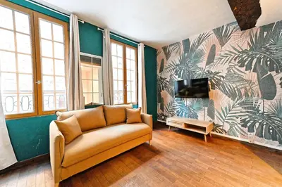 Télévision ou salle de divertissement dans l'établissement Cozy studio in the beautiful Marais