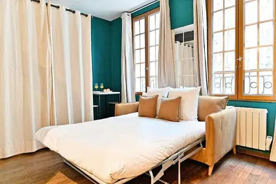Un ou plusieurs lits dans un hébergement de l'établissement Cozy studio in the beautiful Marais