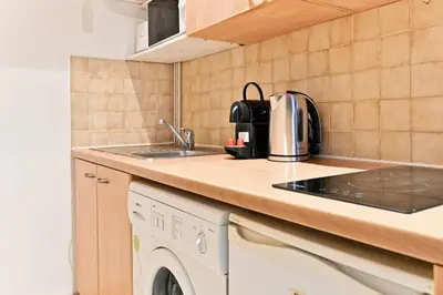 Cuisine ou kitchenette dans l'établissement Cozy studio in the beautiful Marais