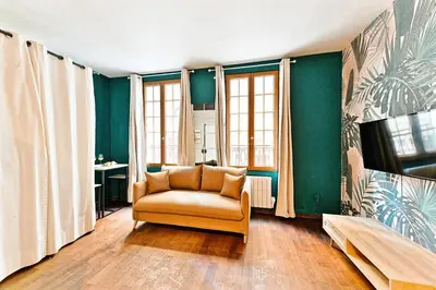 Télévision ou salle de divertissement dans l'établissement Cozy studio in the beautiful Marais