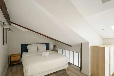 Un ou plusieurs lits dans un hébergement de l'établissement Authentic apartment - 1BR 6P - Centre de Paris