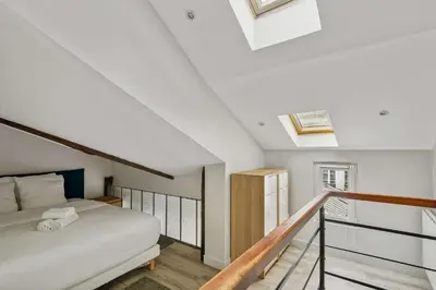 Un ou plusieurs lits dans un hébergement de l'établissement Authentic apartment - 1BR 6P - Centre de Paris